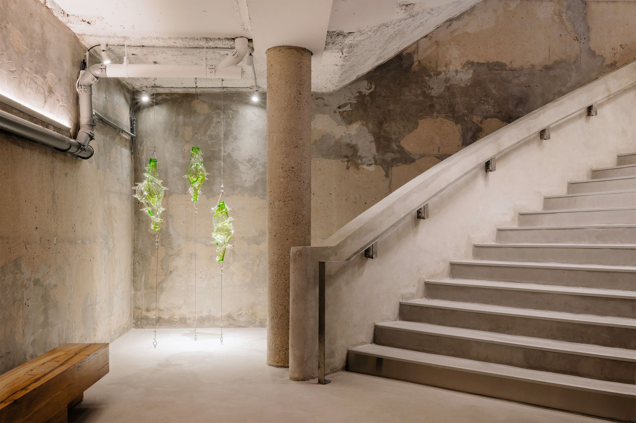 Escalier intérieur du flagship Weekday Rue de Rivoli à Paris agencement retail