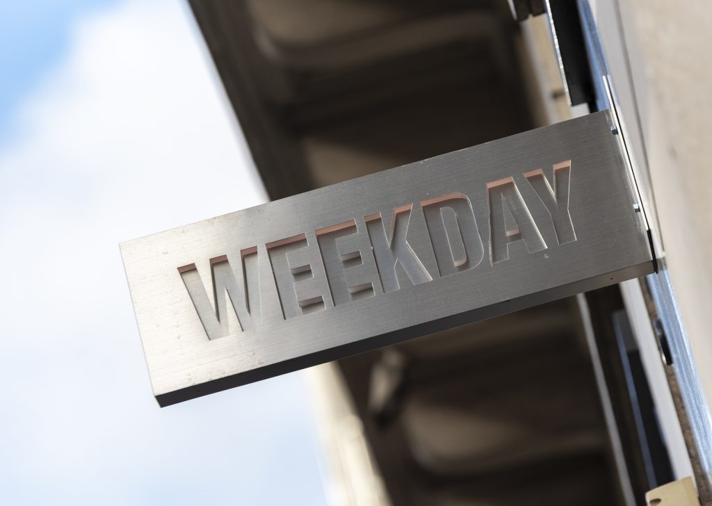 Enseigne Weekday du flagship Rue de Rivoli à Paris, intégrée à la façade du magasin retail