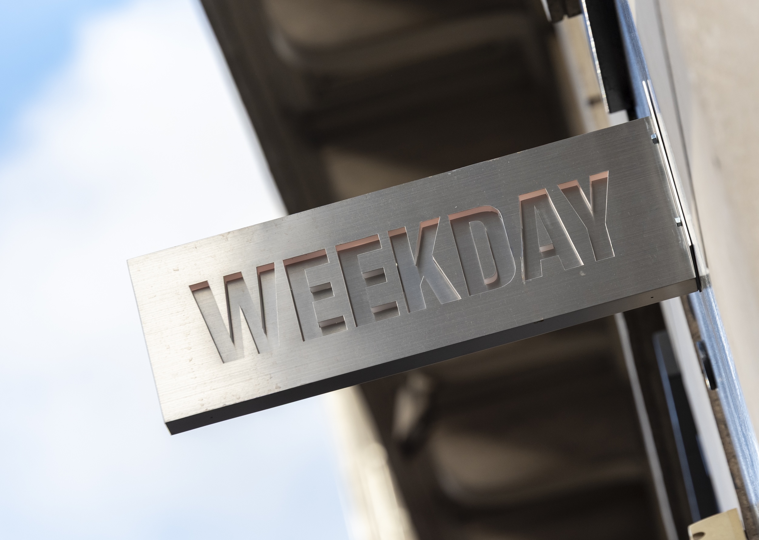 Enseigne Weekday du flagship Rue de Rivoli à Paris, intégrée à la façade du magasin retail