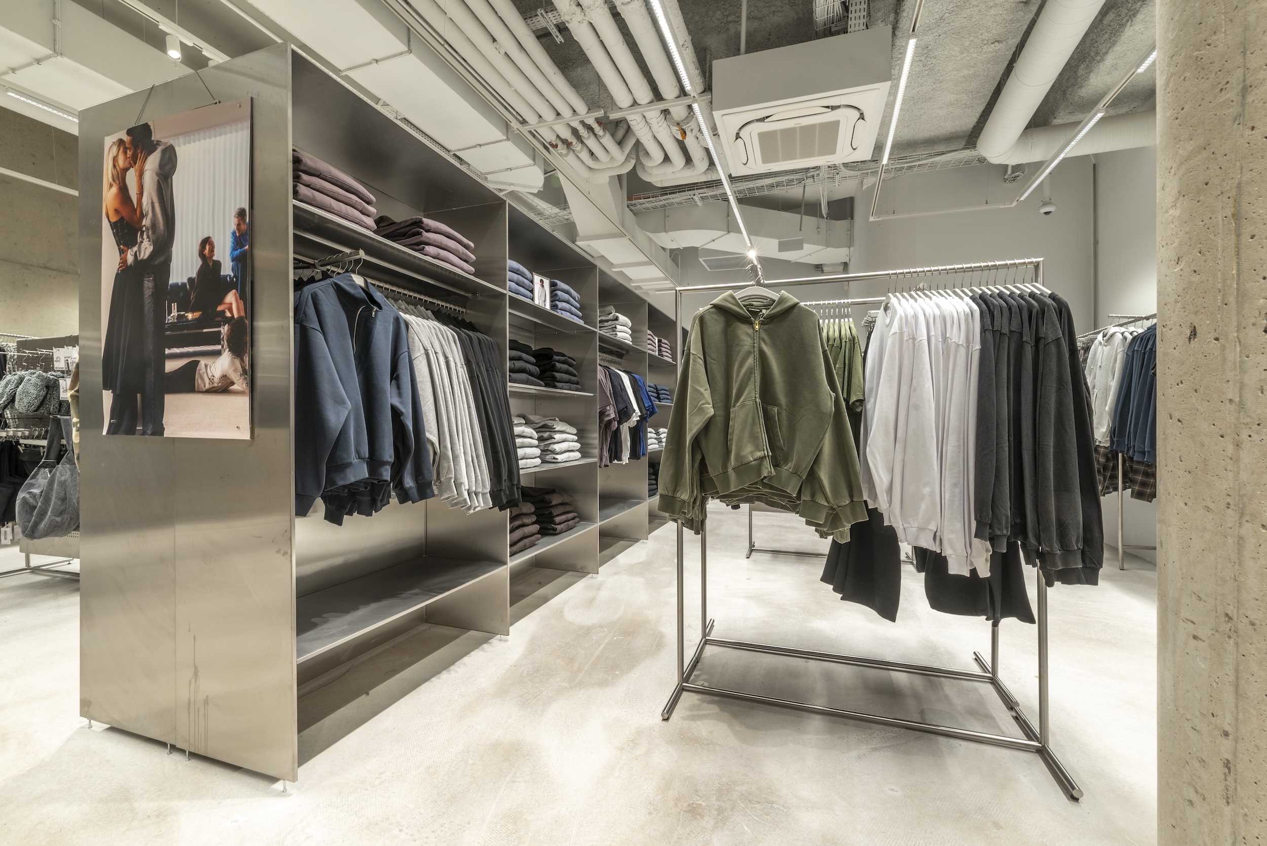 Agencement intérieur du flagship Weekday Rue de Rivoli à Paris, mobilier métallique et portants vêtements