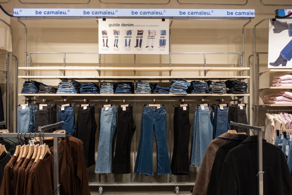 Rayon jeans du magasin Célio à Mon Grand Plaisir agencement retail par L2A Agencement.