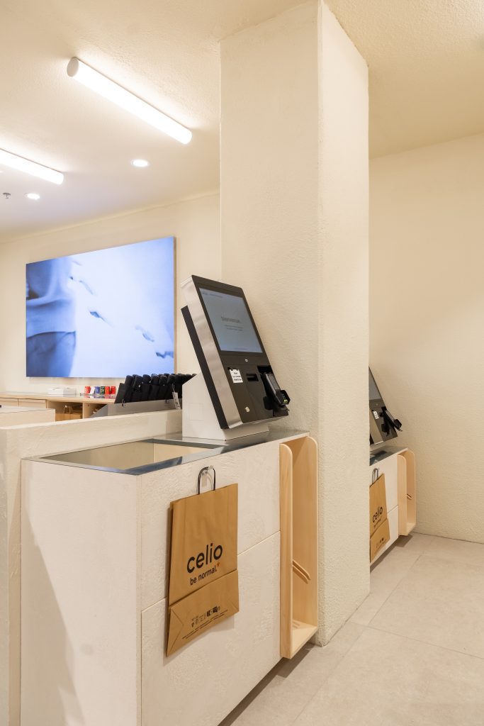 Zone de caisse du magasin Célio au centre commercial Mon Grand Plaisir, réalisée par L2A Agencement