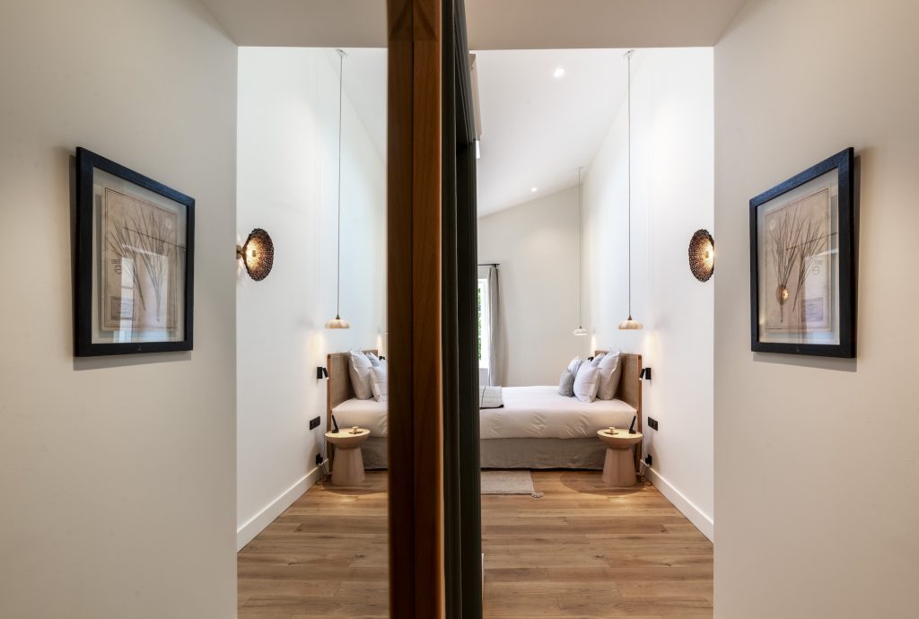 Mobilier sur mesure réalisé par L2A Agencement pour une chambre du Domaine de Fontenille dans le Luberon