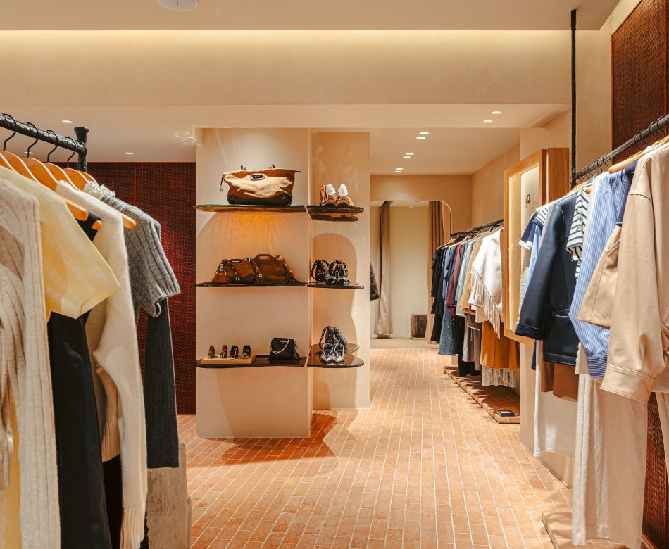 Boutique Maje à La Rochelle rénovée par L2A Agencement – vue d’ensemble