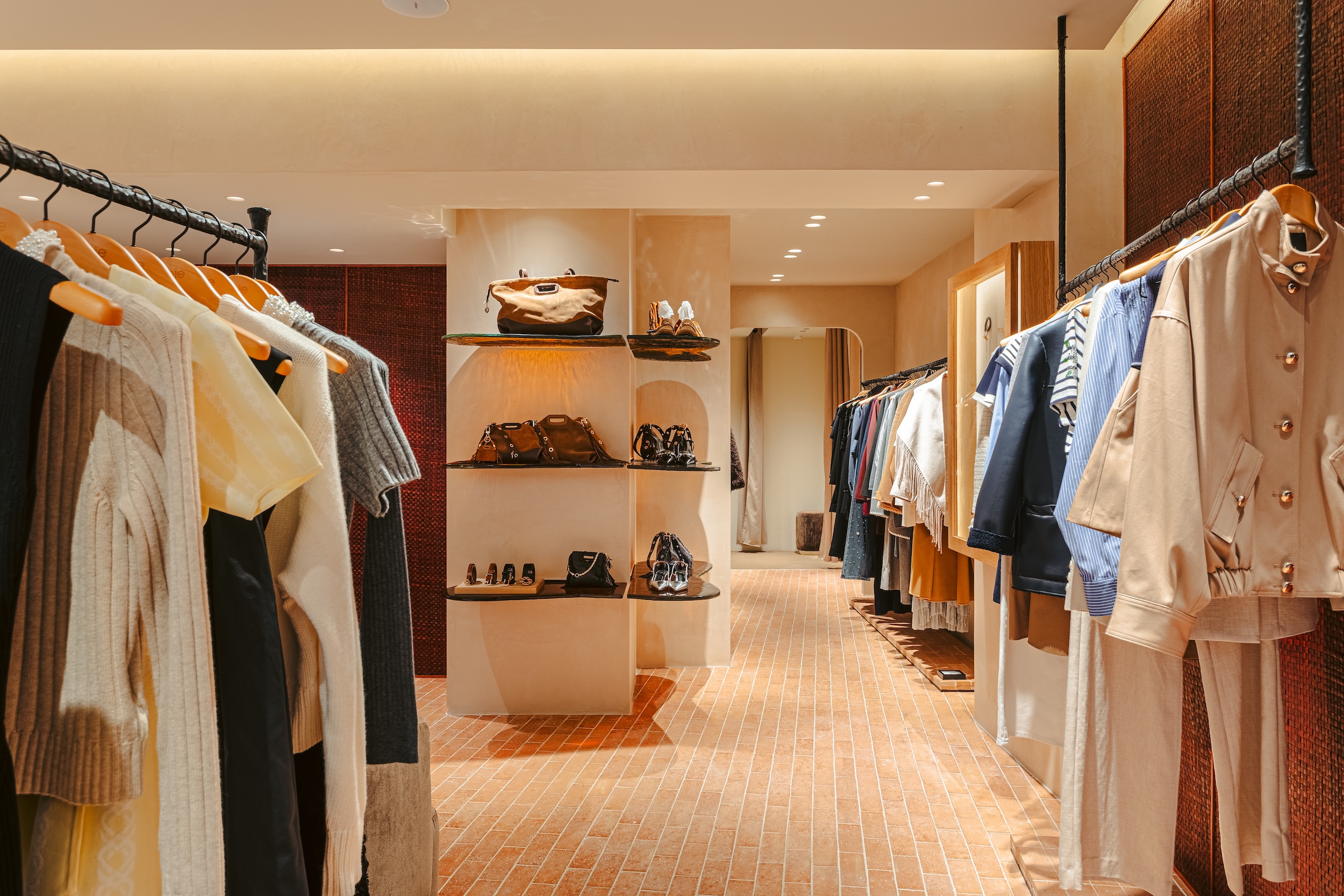 Boutique Maje à La Rochelle rénovée par L2A Agencement – vue d’ensemble