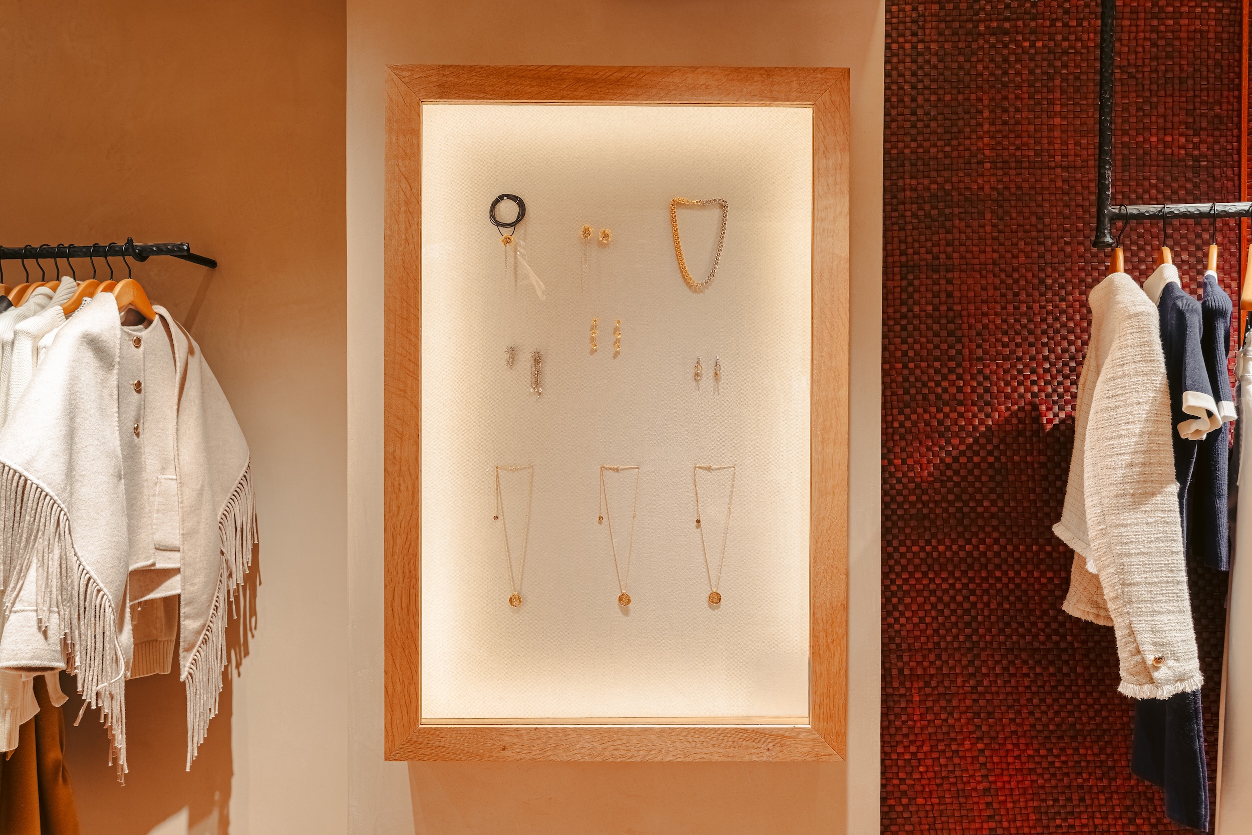 Boutique Maje à La Rochelle rénovée par L2A Agencement – vue d’ensemble