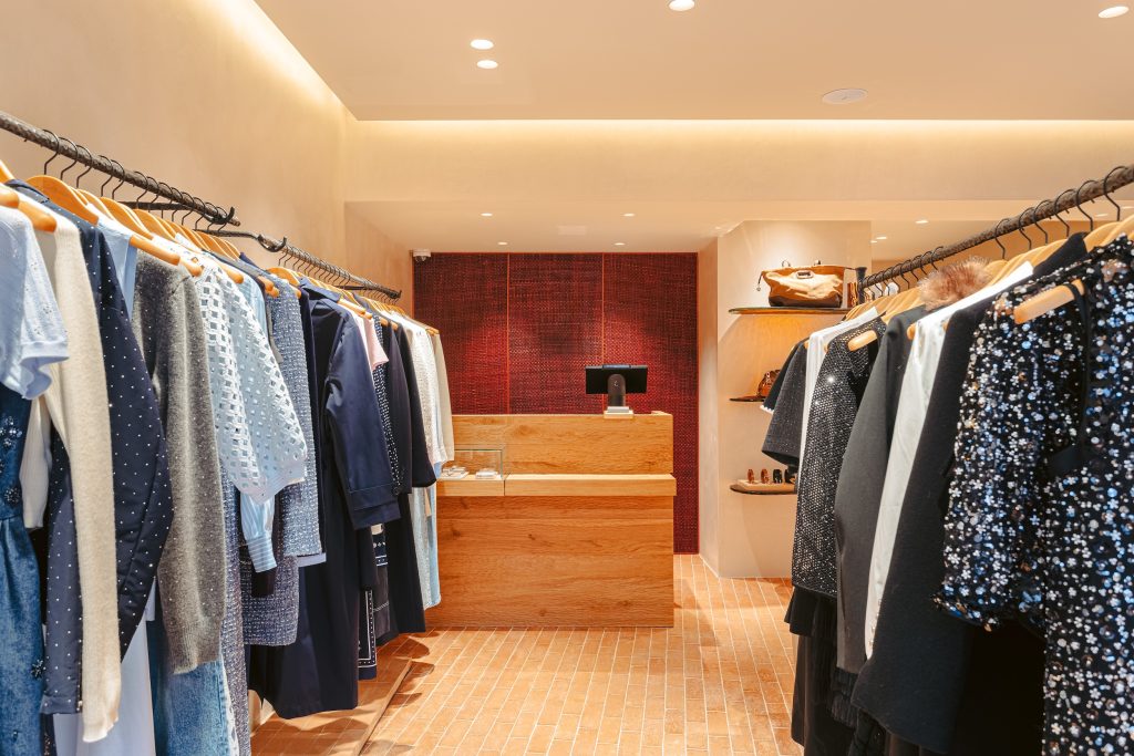 Boutique Maje à La Rochelle rénovée par L2A Agencement – vue d’ensemble