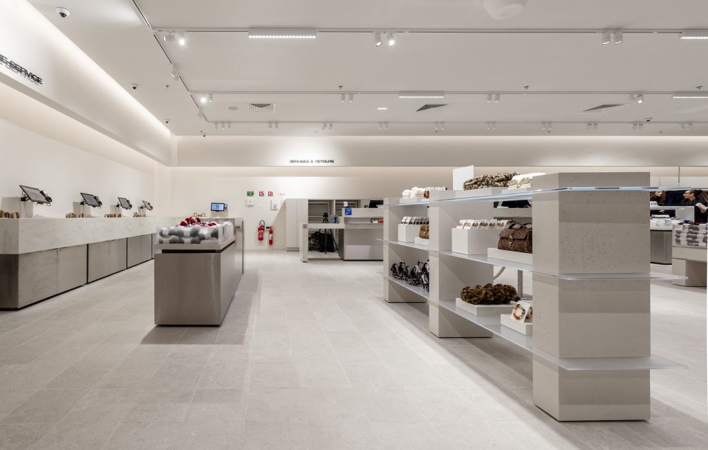 Table de présentation vêtements dans le magasin H&M Rosny avec portants, pulls et collections mode