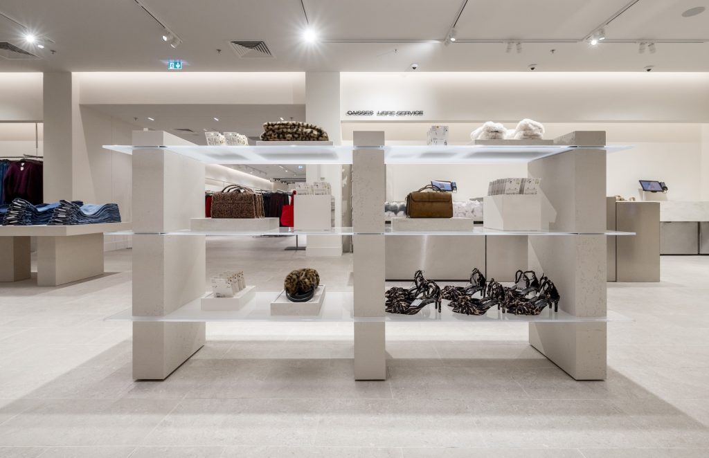 Vue globale du magasin H&M Rosny avec mobilier accessoires, comptoirs et parcours client ouvert