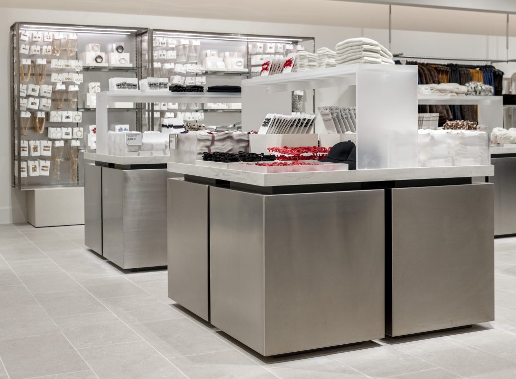 Îlots accessoires dans le magasin H&M Rosny avec mobilier métallique, bijoux et présentoirs produits