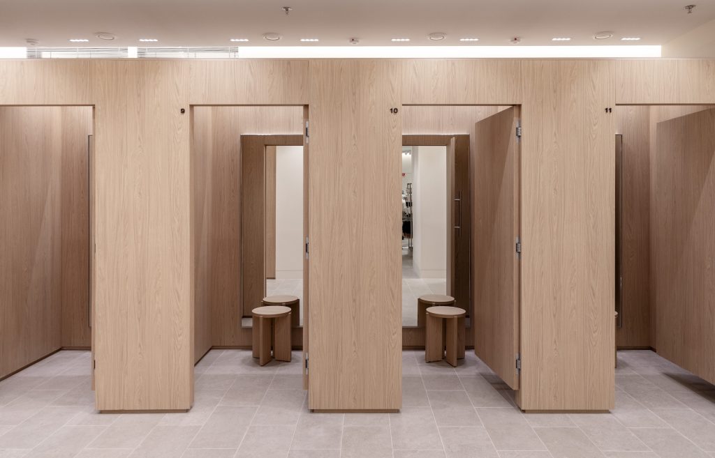 Signalétique caisses libre-service et services retours dans le magasin H&M Rosny