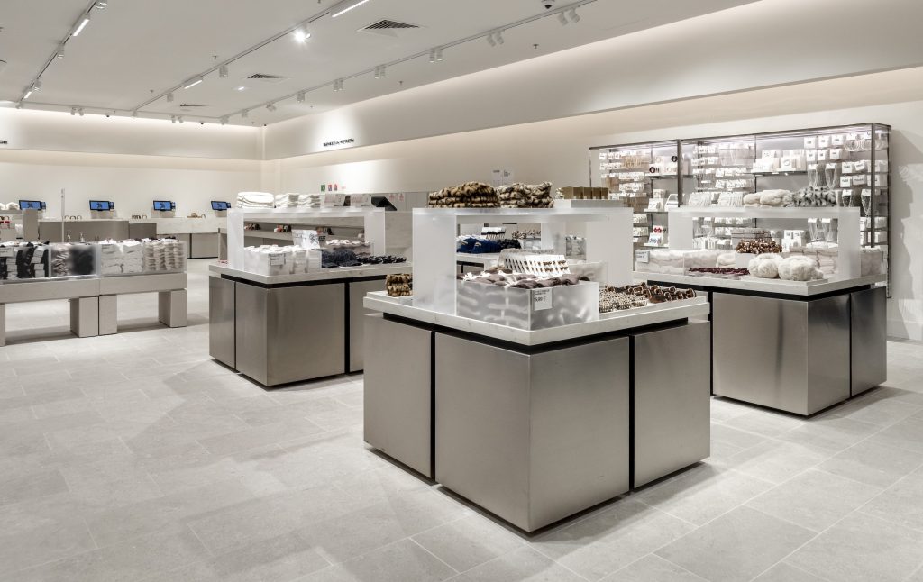 Espace accessoires du magasin H&M Rosny avec îlots centraux métalliques, bijoux et produits mode