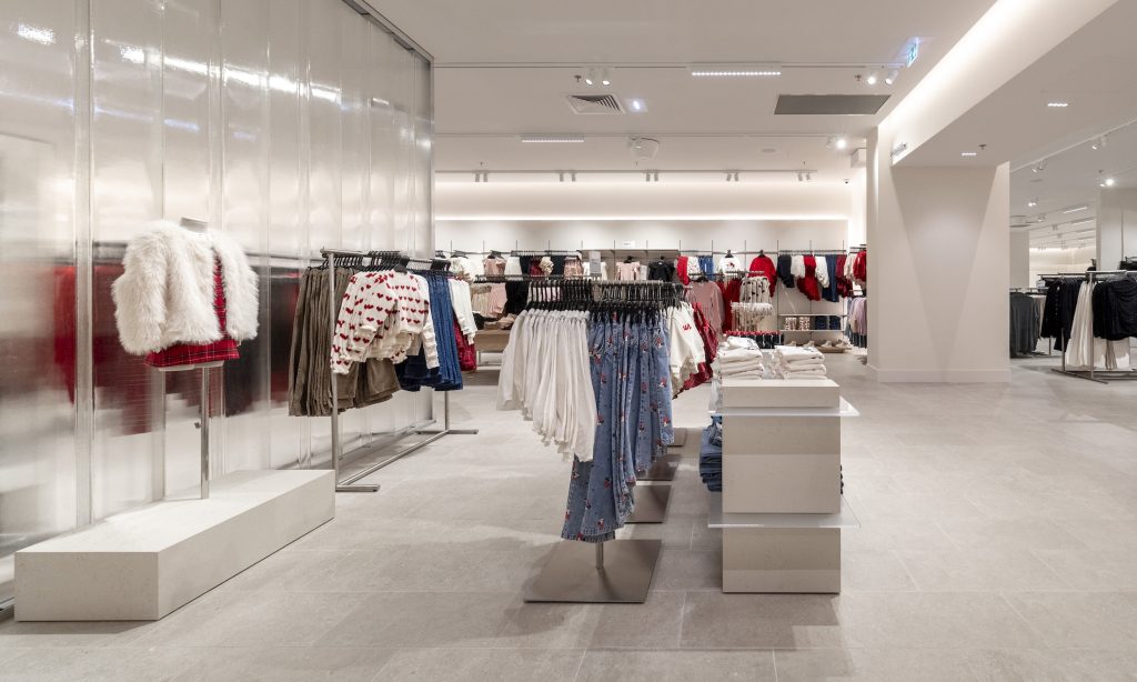 Cabines d’essayage en bois dans le magasin H&M Rosny réalisées par L2A Agencement