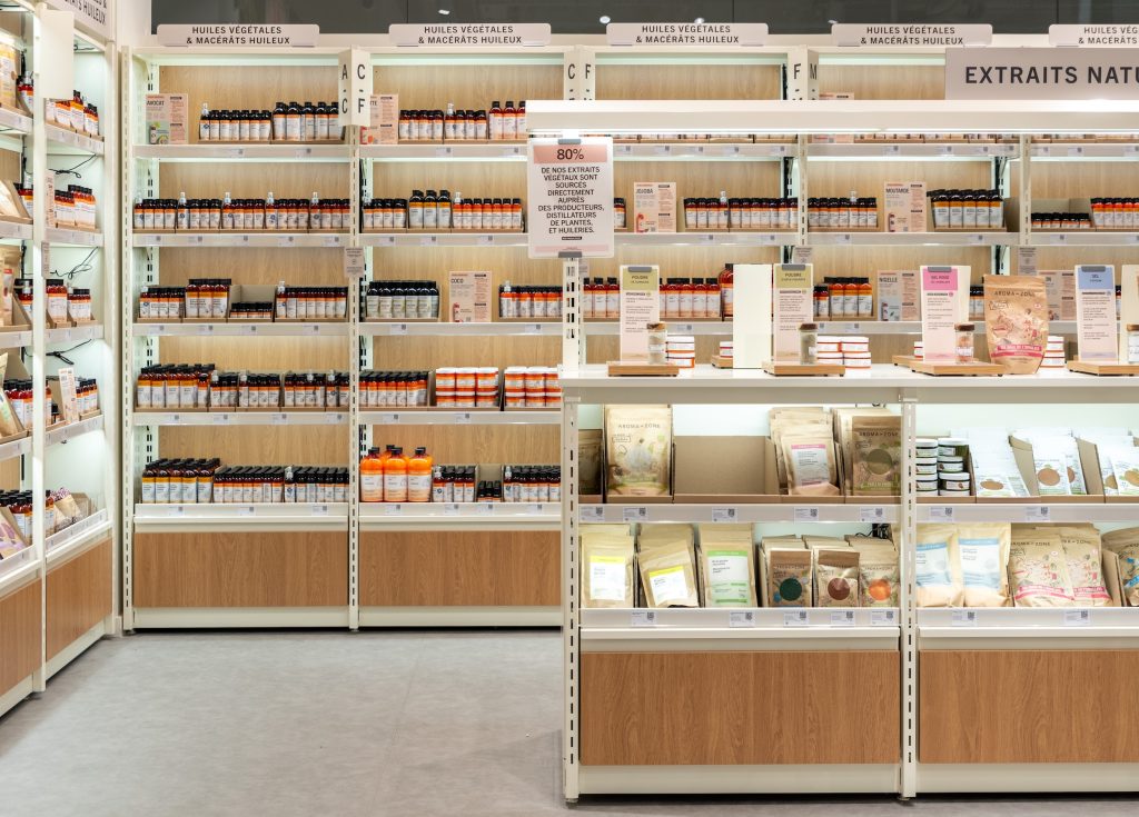 Linéaires d’huiles végétales et extraits naturels dans la boutique Aroma-Zone Vélizy