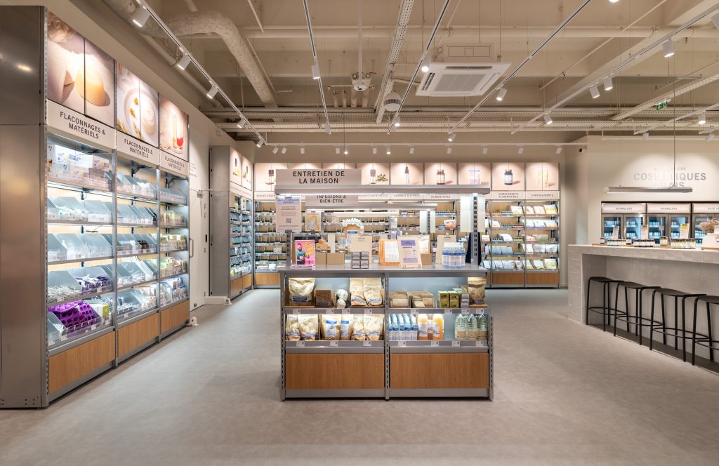 Boutique Aroma-Zone Vélizy avec rayons entretien de la maison, cosmétiques frais et mobilier retail