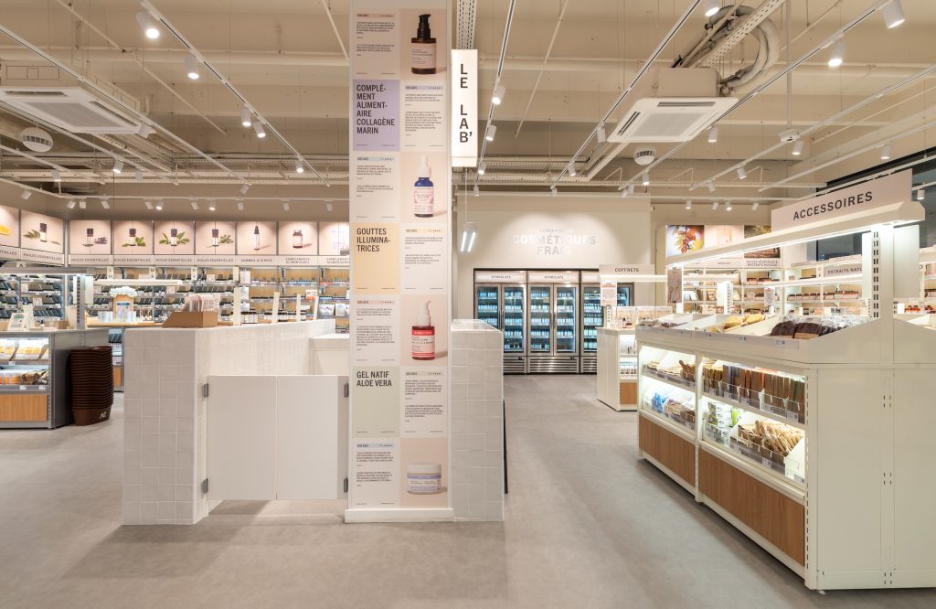 Parcours client dans la boutique Aroma-Zone Vélizy avec espace cosmétiques frais, accessoires et signalétique produit