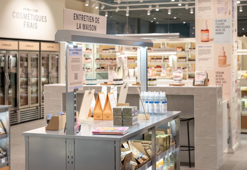 Espace entretien de la maison dans la boutique Aroma-Zone Vélizy avec mobilier retail et produits naturels