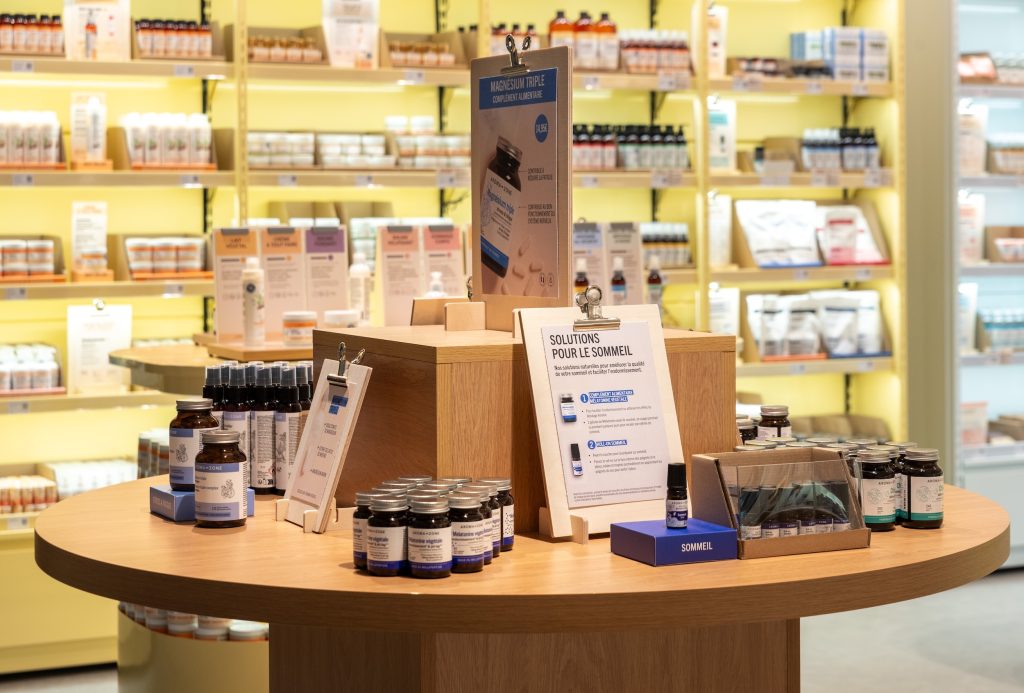 Produits Aroma-Zone présentés sur un comptoir bois dans la boutique de Vélizy