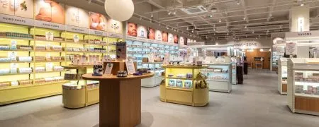 Intérieur de la boutique Aroma-Zone Vélizy avec rayons soins, mobilier bois et espace de vente lumineux