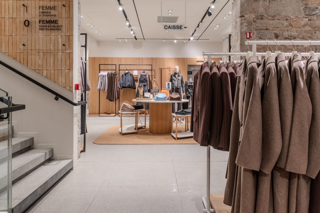 Signalétique femme, cabines d’essayage, click and collect et recycling box dans la boutique MANGO Lyon
