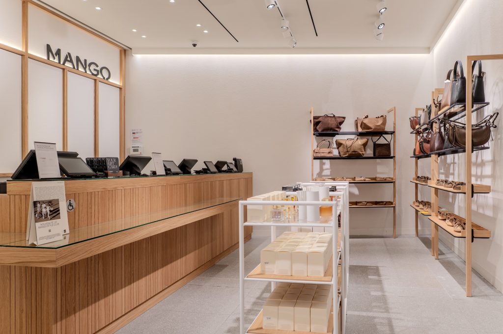Comptoir caisse MANGO Lyon avec mobilier bois, linéaires accessoires et éclairage intégré