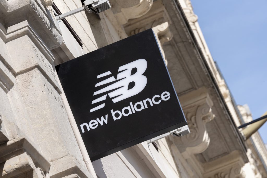 Enseigne extérieure New Balance sur la façade de la boutique Lyon rue de la République
