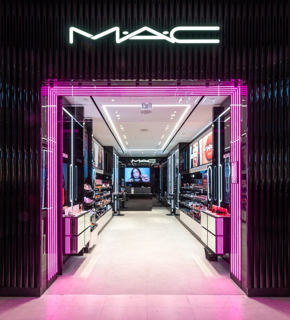 Intérieur de la boutique MAC Lyon Part-Dieu avec mobilier noir, éclairage scénographique et linéaires maquillage
