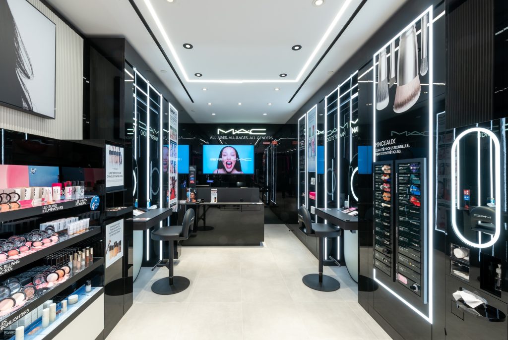 Parcours client dans la boutique MAC Lyon Part-Dieu avec postes maquillage, miroirs lumineux et linéaires produits