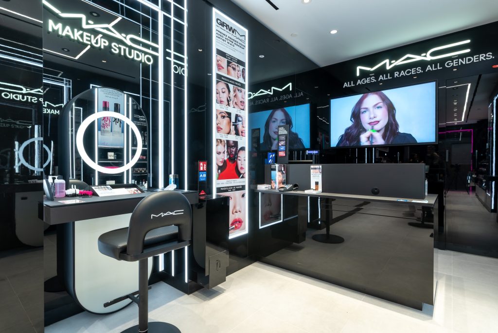 Makeup Studio dans la boutique MAC Lyon Part-Dieu avec miroir lumineux, fauteuil et comptoir de conseil beauté