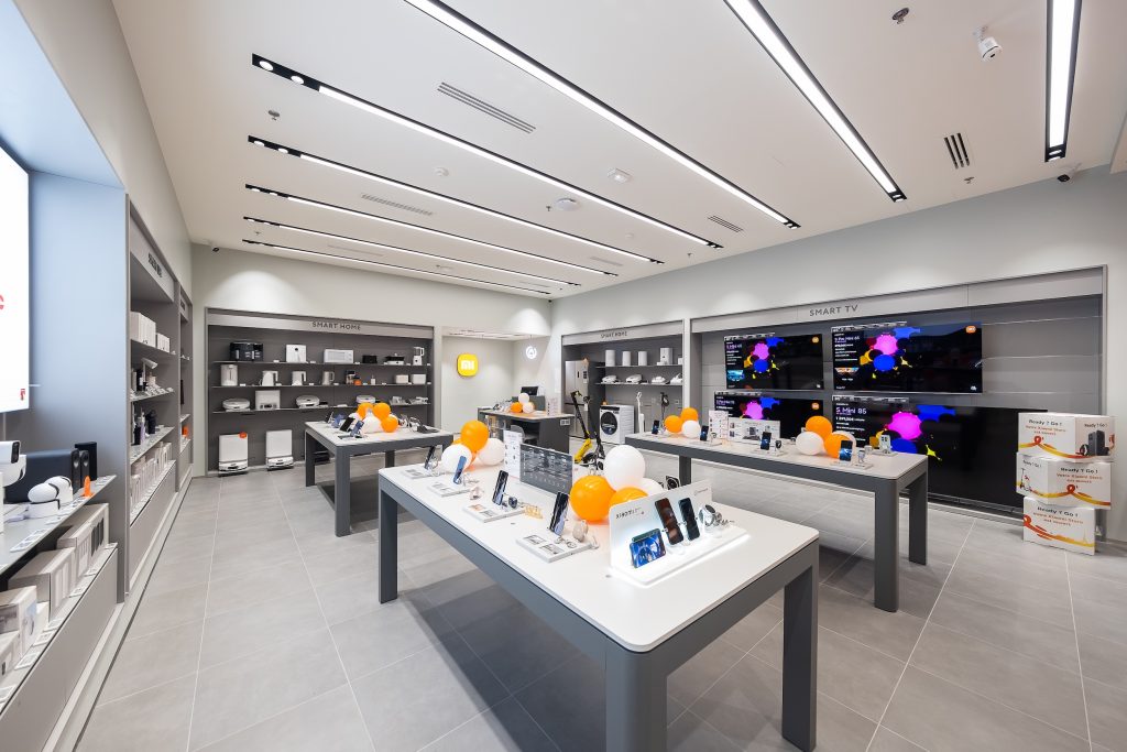 Intérieur de la boutique Xiaomi Qwartz à Villeneuve-la-Garenne avec mobilier retail, smartphones et objets connectés