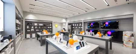 Intérieur de la boutique Xiaomi Qwartz à Villeneuve-la-Garenne avec mobilier retail, smartphones et objets connectés