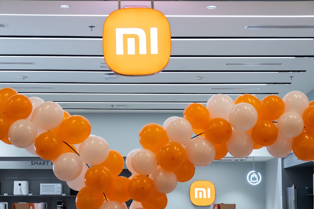 Vue intérieure de la boutique Xiaomi Qwartz avec linéaires Smart Life, smartphones et mobilier mural