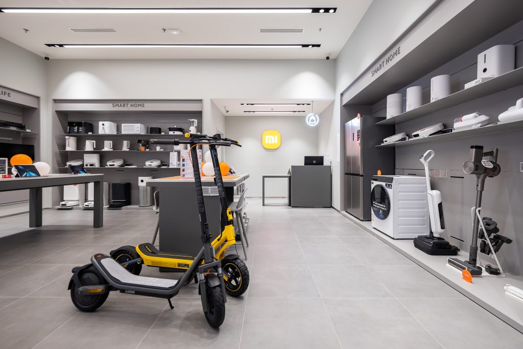 Boutique Xiaomi au centre commercial Qwartz avec façade ouverte, signalétique de marque et espace de vente