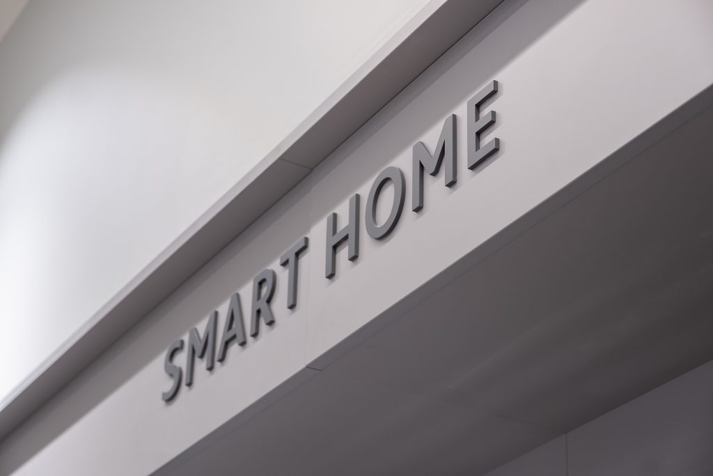 Produits Xiaomi présentés dans la boutique Qwartz avec mobilier retail et tables de démonstration