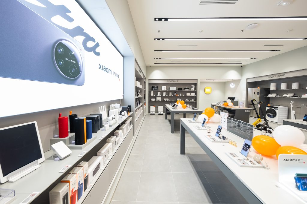 Mobilier retail Xiaomi Qwartz avec tables de présentation, linéaires muraux et finitions soignées