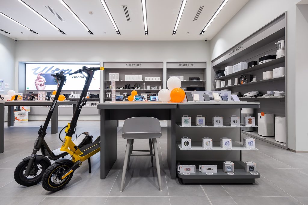 Espace Smart Life Xiaomi dans la boutique Qwartz avec objets connectés, accessoires et mobilier mural