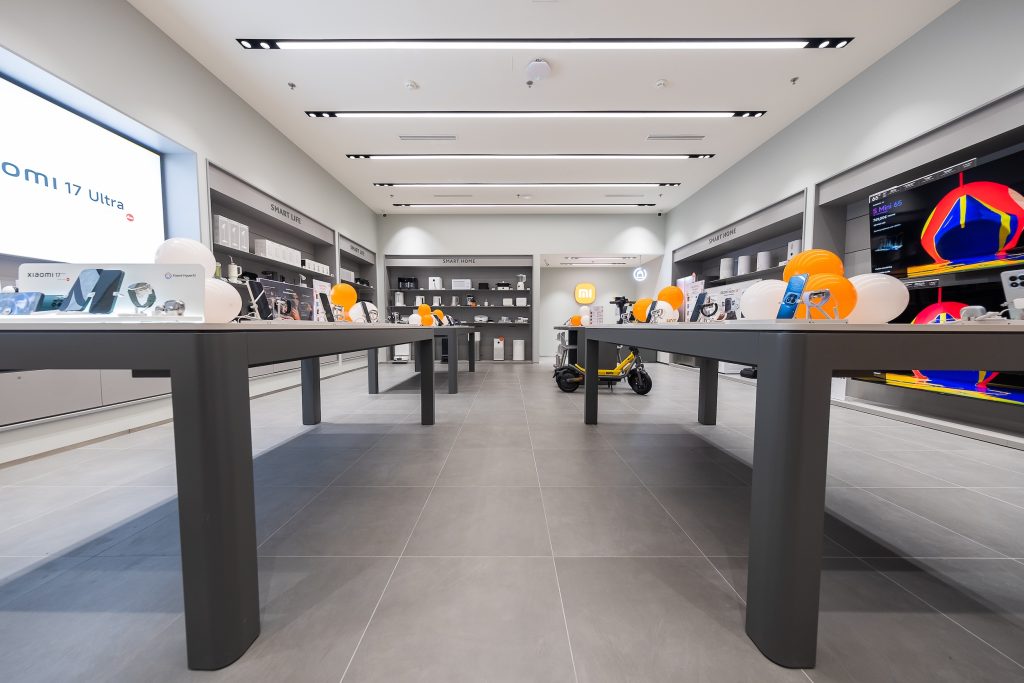 Espace de vente Xiaomi Villeneuve-la-Garenne avec smartphones, produits connectés et mobilier de présentation