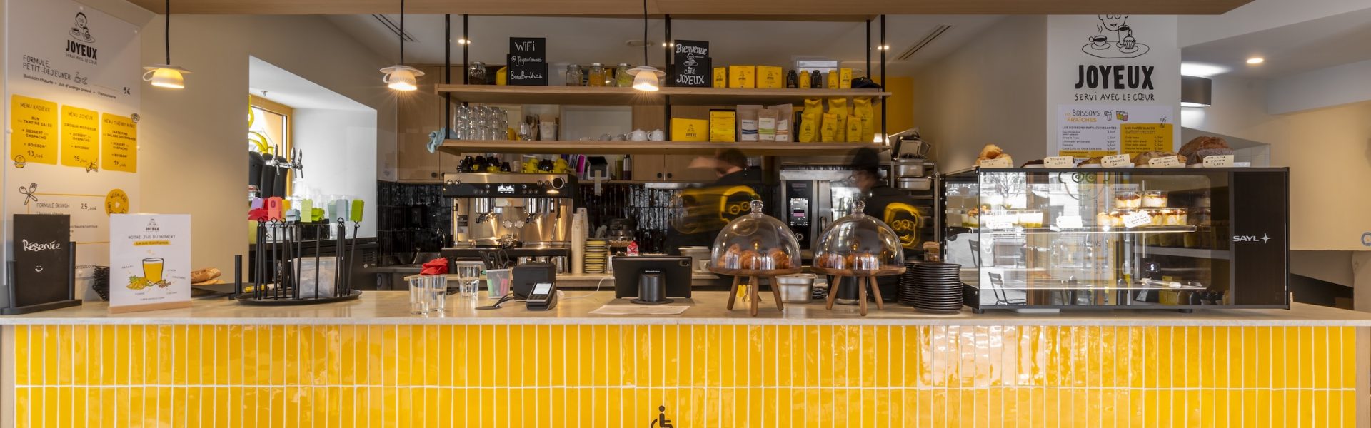 Mobilier sur mesure dédié à l'hôtellerie-restauration réalisé par L2A Agencement pour le Café Joyeux à Marseille