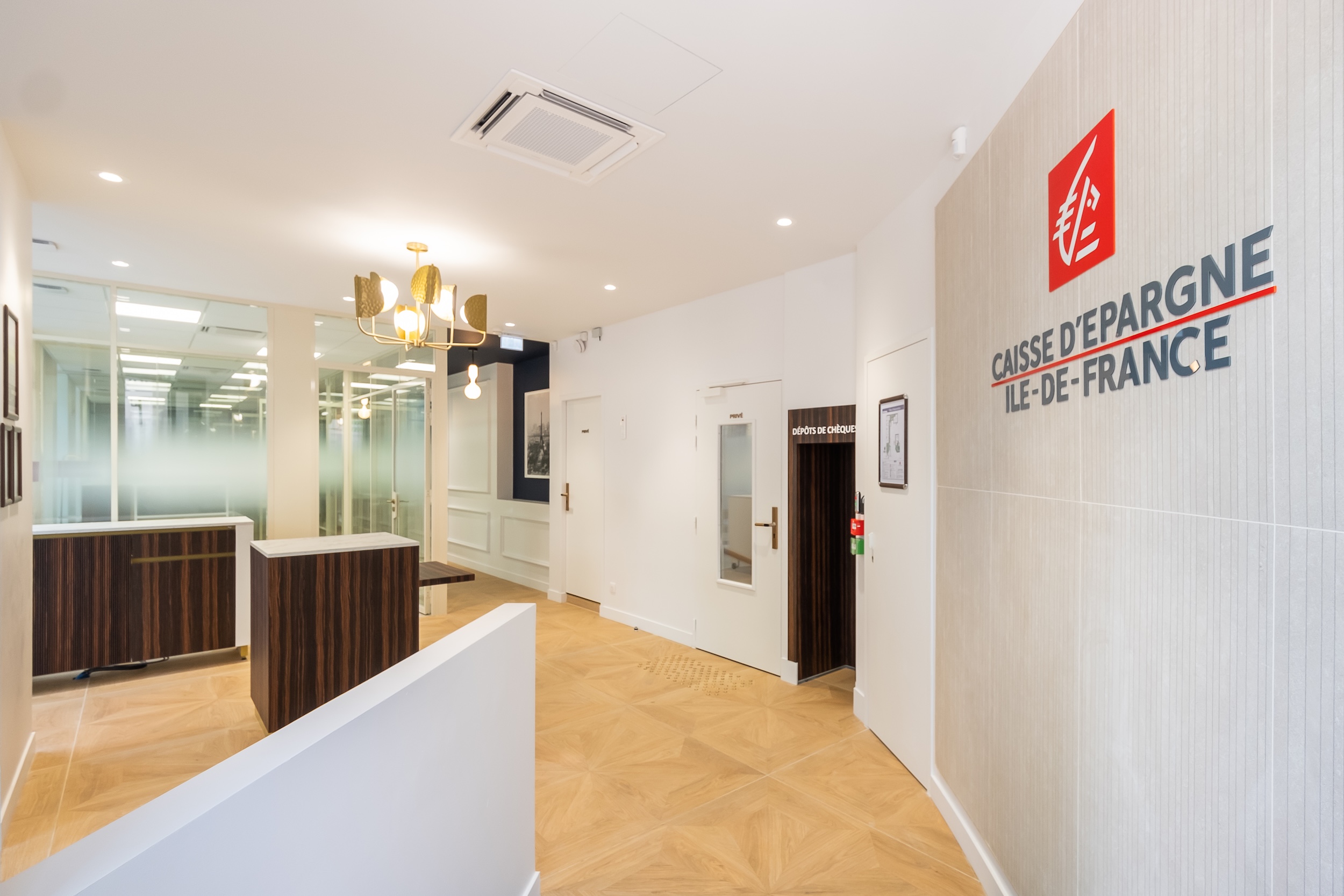 Aménagement intérieur agence Caisse d’Épargne à Neuilly-sur-Seine avec mobilier sur mesure par L2A Agencement