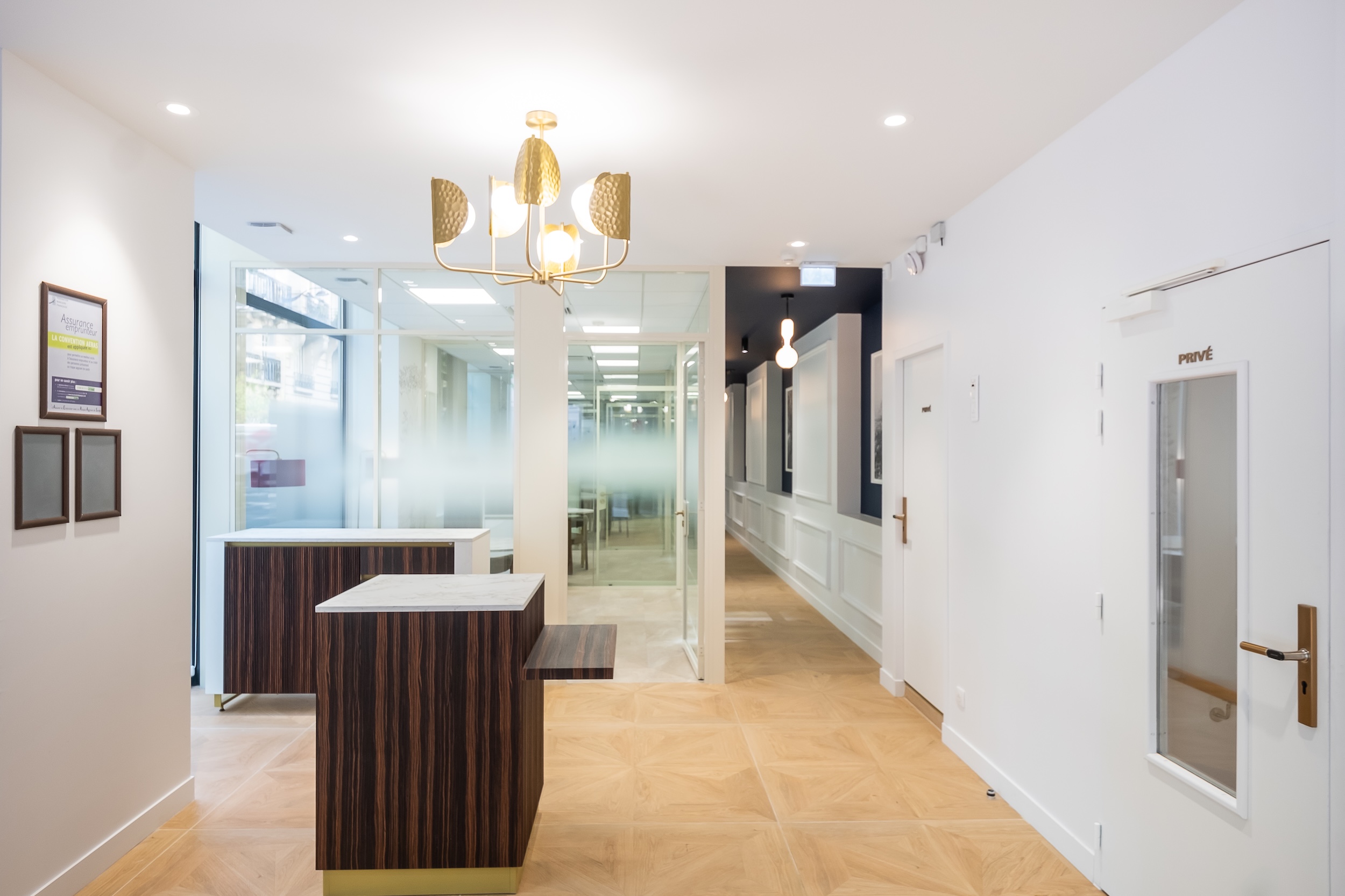 Espace accueil agence bancaire premium Caisse d’Épargne Neuilly conçu par L2A Agencement