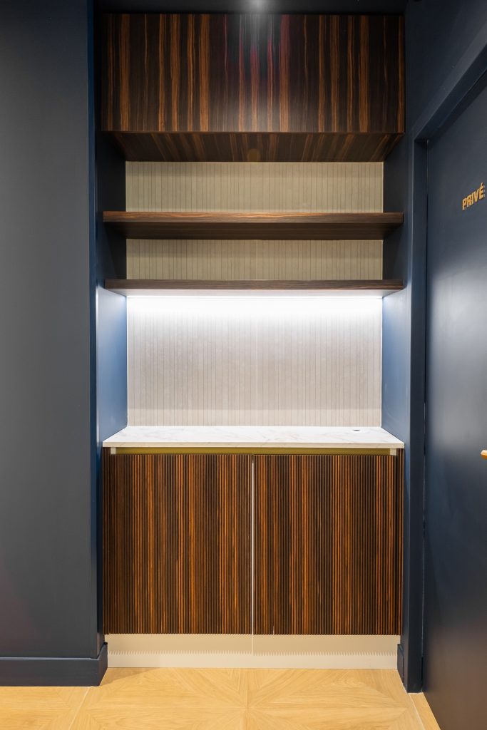 Détail matériaux bois agence bancaire Neuilly-sur-Seine L2A Agencement