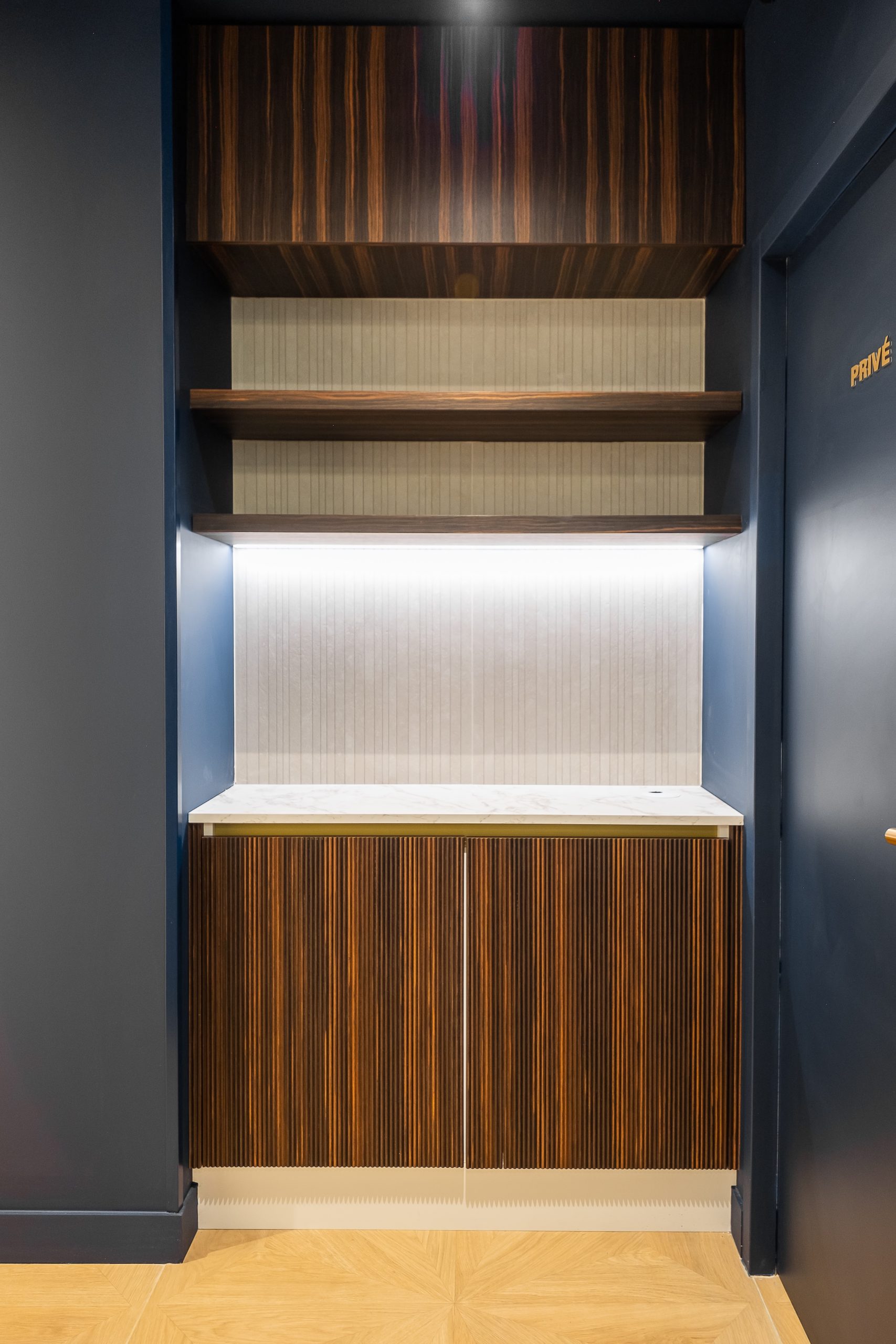 Détail matériaux bois agence bancaire Neuilly-sur-Seine L2A Agencement