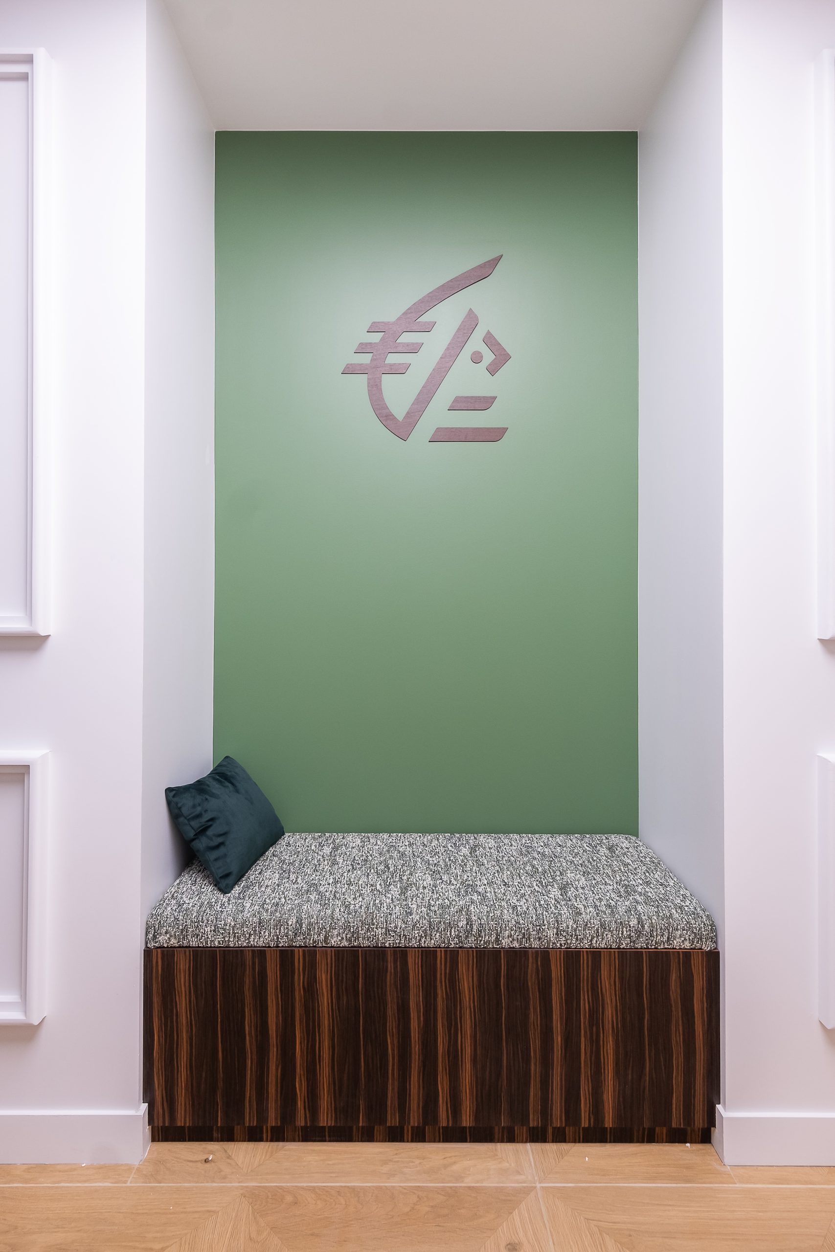 Mobilier d’agence bancaire design sur mesure Neuilly Caisse d’Épargne L2A Agencement