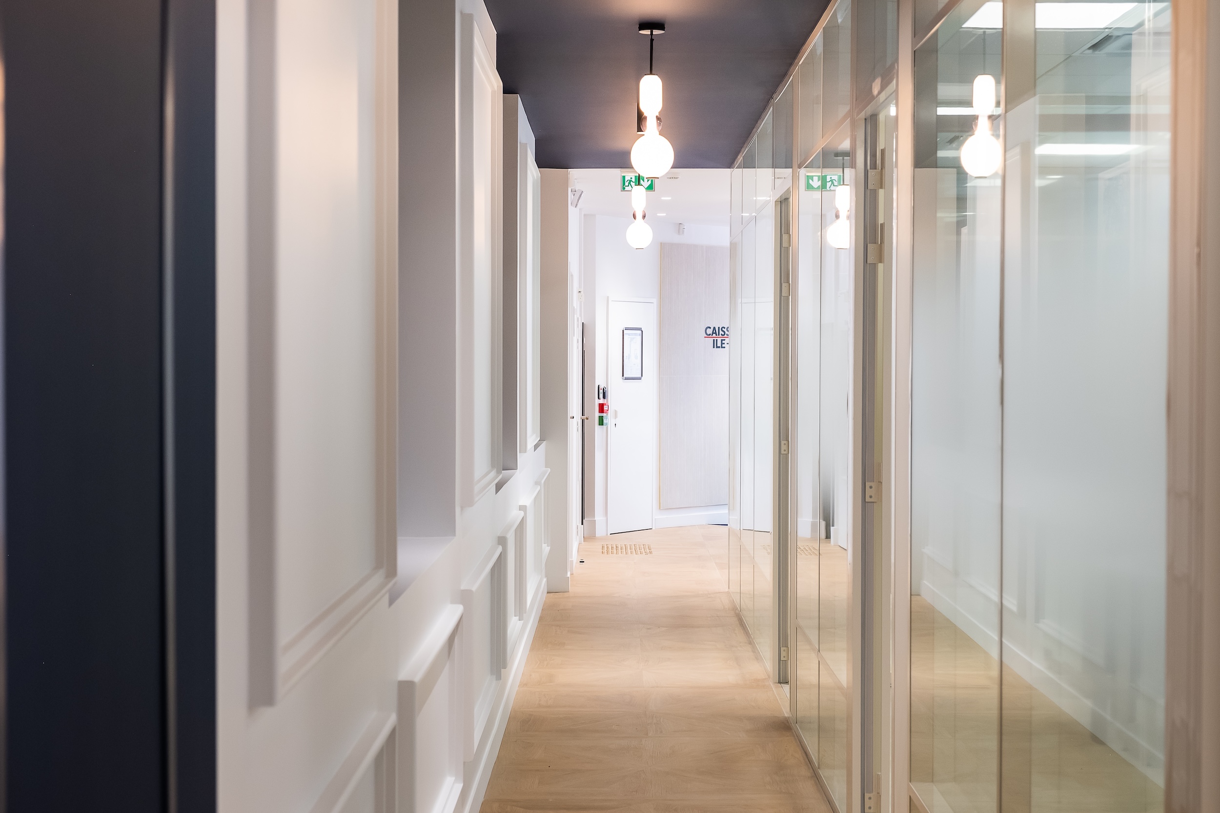 Banque Caisse d’Épargne Neuilly-sur-Seine intérieur design mobilier sur mesure L2A Agencement