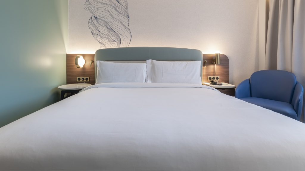 Chambre d’hôtel rénovée avec mobilier sur mesure à Paris