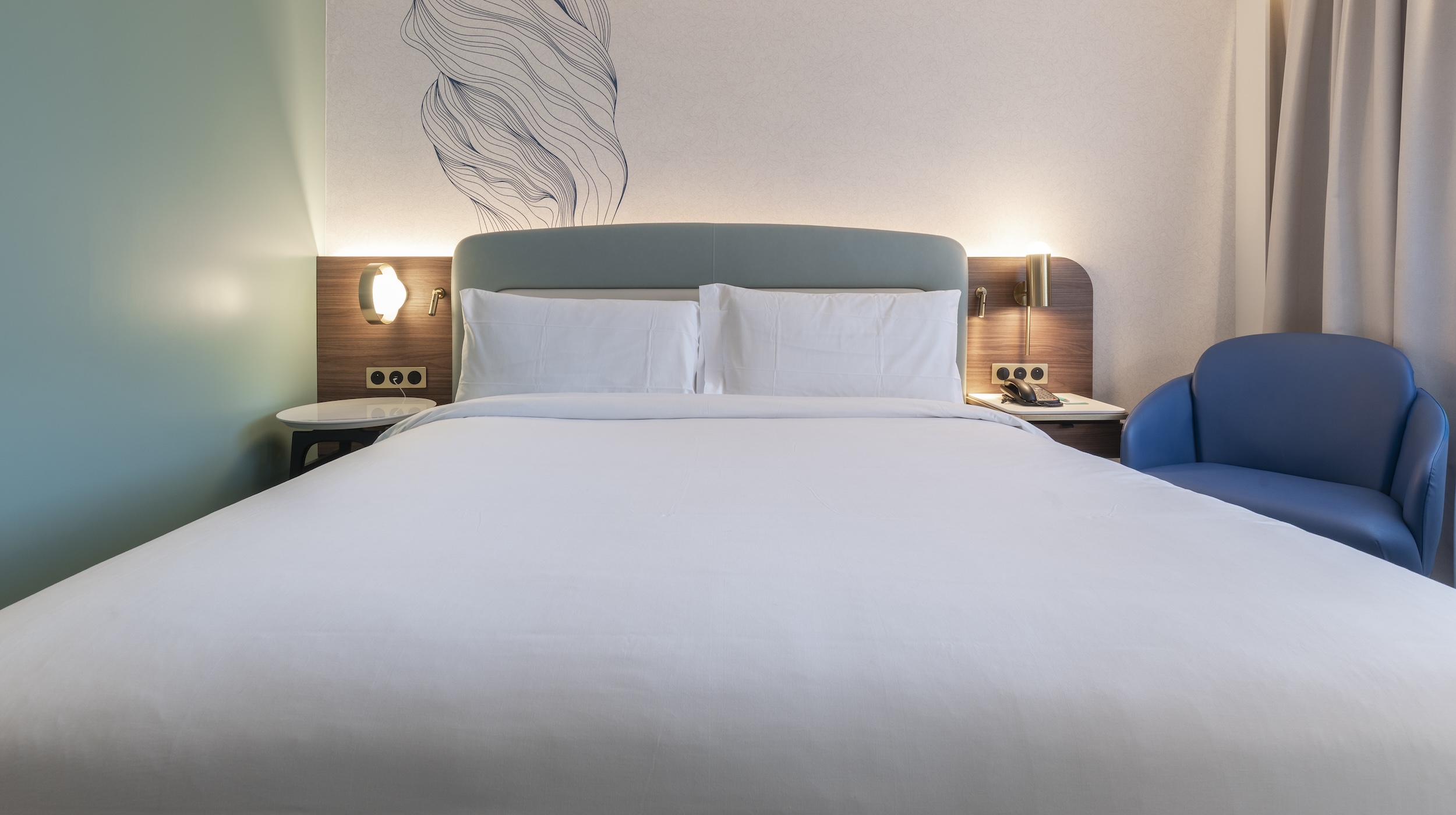 Chambre d’hôtel rénovée avec mobilier sur mesure à Paris