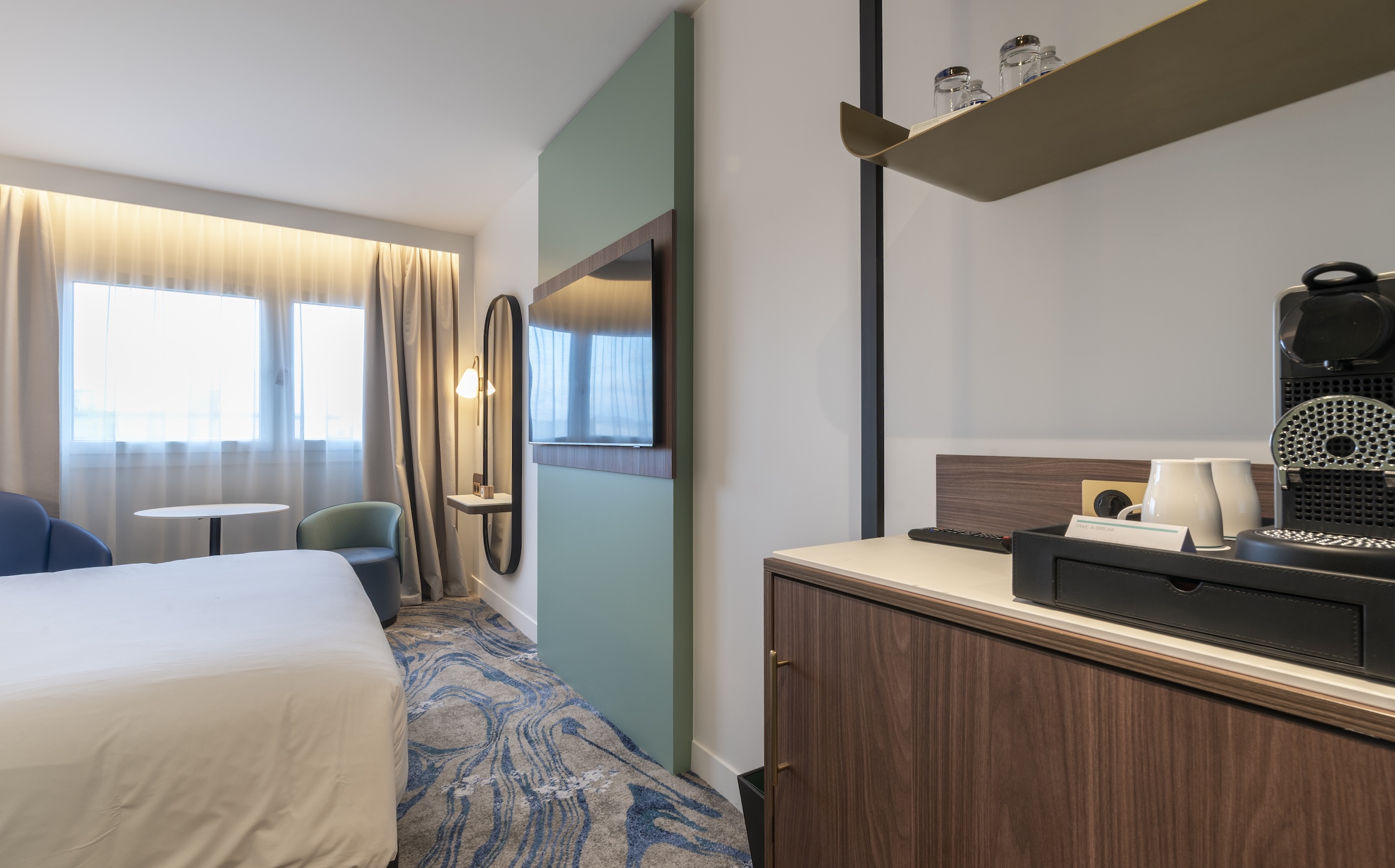 Pose de mobilier dans une chambre d’hôtel en rénovation