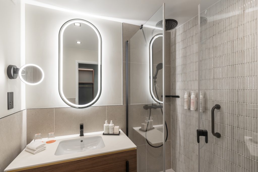 Installation de meubles dans une chambre d’hôtel