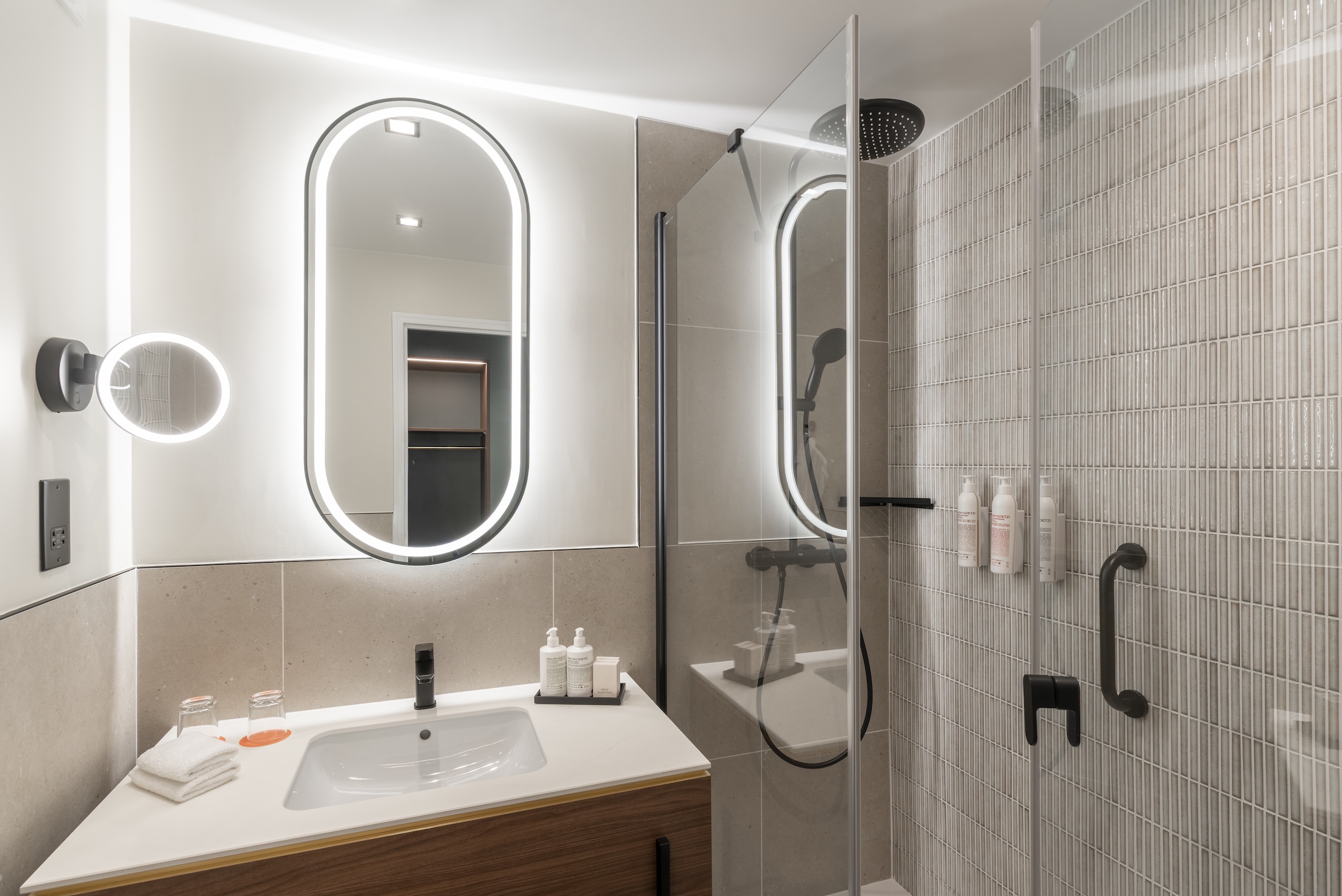 Installation de meubles dans une chambre d’hôtel