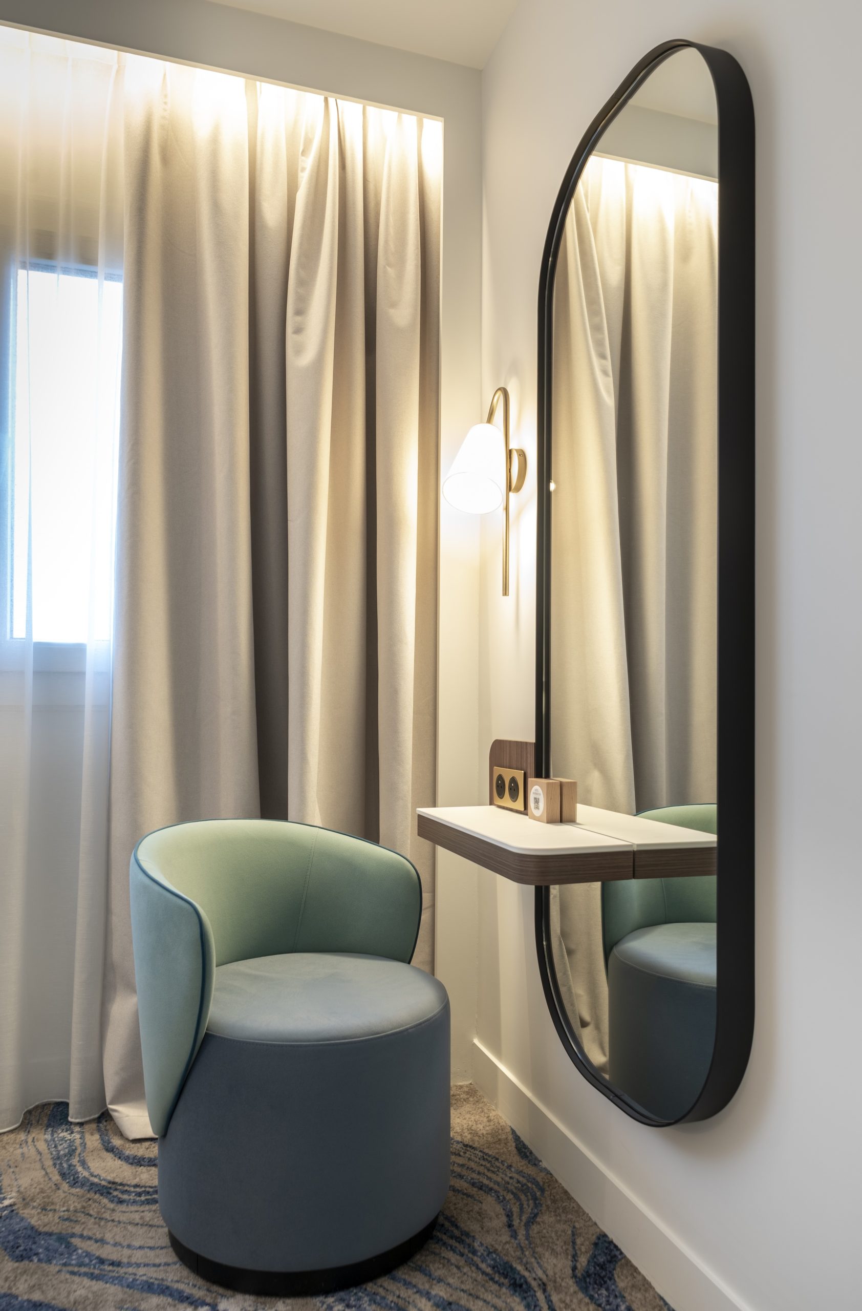 Chambre d’hôtel contemporaine avec mobilier design